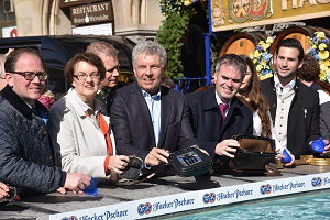 Oberbrgermeister Dieter Reiter, Brgermeisterin Christine Strobl und  Stadtkmmerer Christoph Frey nehmen am traditionellen Geldbeutelwaschen  am Fischbrunnen teil. Mnchen am 06.03.2019