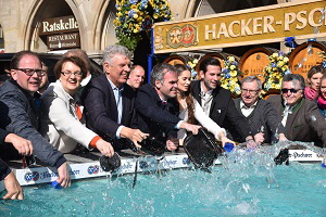 Oberbrgermeister Dieter Reiter, Brgermeisterin Christine Strobl und  Stadtkmmerer Christoph Frey nehmen am traditionellen Geldbeutelwaschen  am Fischbrunnen teil. Mnchen am 06.03.2019