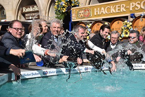 Oberbrgermeister Dieter Reiter, Brgermeisterin Christine Strobl und  Stadtkmmerer Christoph Frey nehmen am traditionellen Geldbeutelwaschen  am Fischbrunnen teil. Mnchen am 06.03.2019