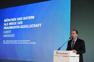 Festveranstaltung zum Grndungstag "70 Jahre Fraunhofer"  mit Ministerprsident Dr. Markus Sder, Staatsminister Hubert Aiwanger, Bundesministerin fr Bildung und Forschung Anja Karliczek, Dr.-Ing. Reinhard Ploss (Vorstandsvorsitzender der Infineon Technologies AG), Prof. Dr.-Ing. Heinz Jrg Fuhrmann (Vorsitzender des Vorstandes der Salzgitter AG), sowie Fraunhofer-Prsident Prof. Dr.-Ing. Reimund Neugebauer. Mnchen am 26.03.2019