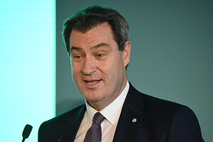 Festveranstaltung zum Grndungstag "70 Jahre Fraunhofer"  mit Ministerprsident Dr. Markus Sder, Staatsminister Hubert Aiwanger, Bundesministerin fr Bildung und Forschung Anja Karliczek, Dr.-Ing. Reinhard Ploss (Vorstandsvorsitzender der Infineon Technologies AG), Prof. Dr.-Ing. Heinz Jrg Fuhrmann (Vorsitzender des Vorstandes der Salzgitter AG), sowie Fraunhofer-Prsident Prof. Dr.-Ing. Reimund Neugebauer. Mnchen am 26.03.2019